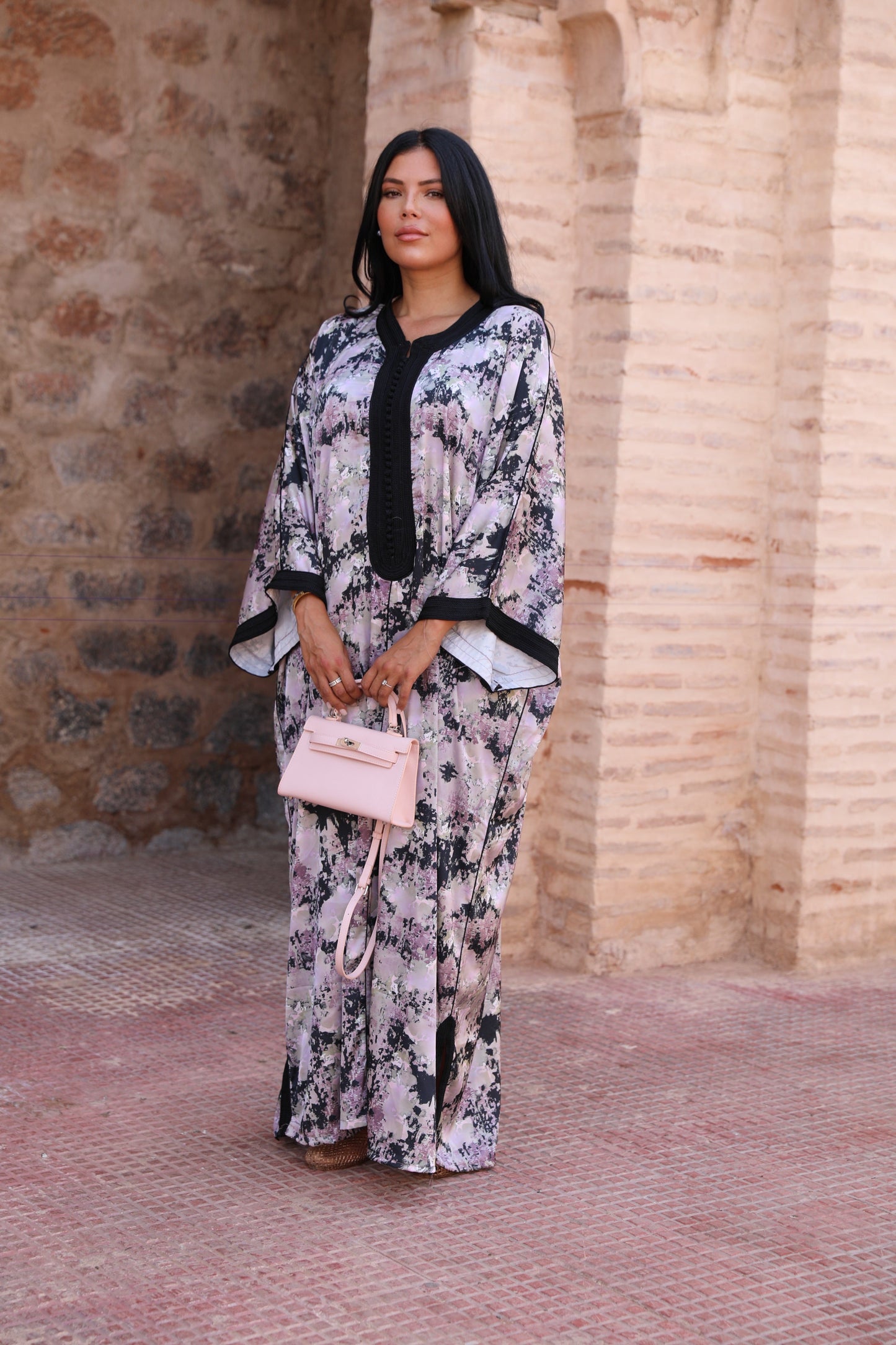 Abaya Moderne Chic – Motif Abstrait Rose et Noir