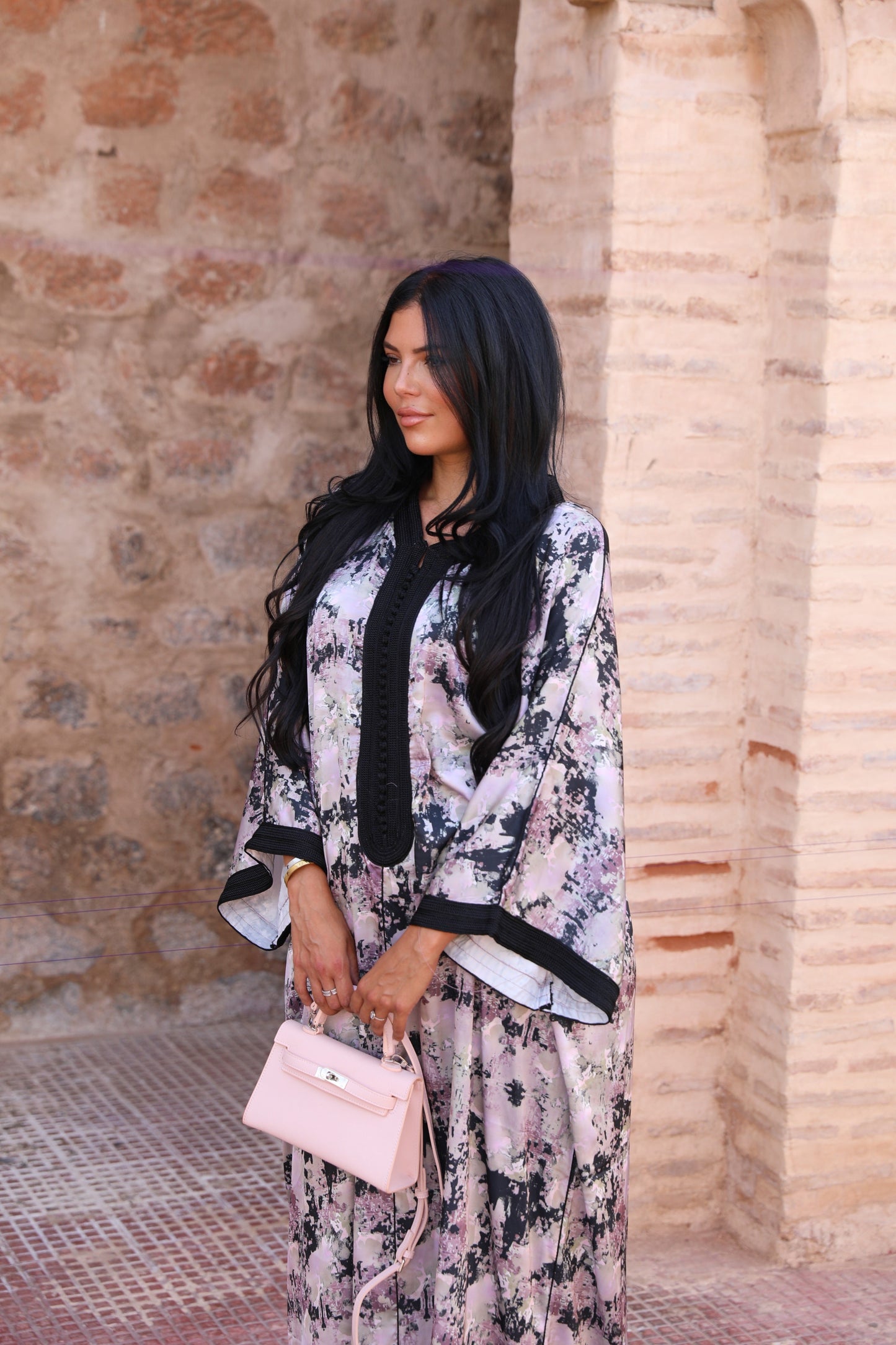 Abaya Moderne Chic – Motif Abstrait Rose et Noir