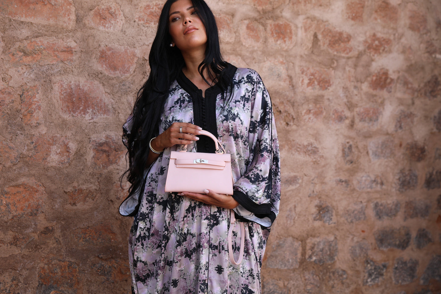 Abaya Moderne Chic – Motif Abstrait Rose et Noir